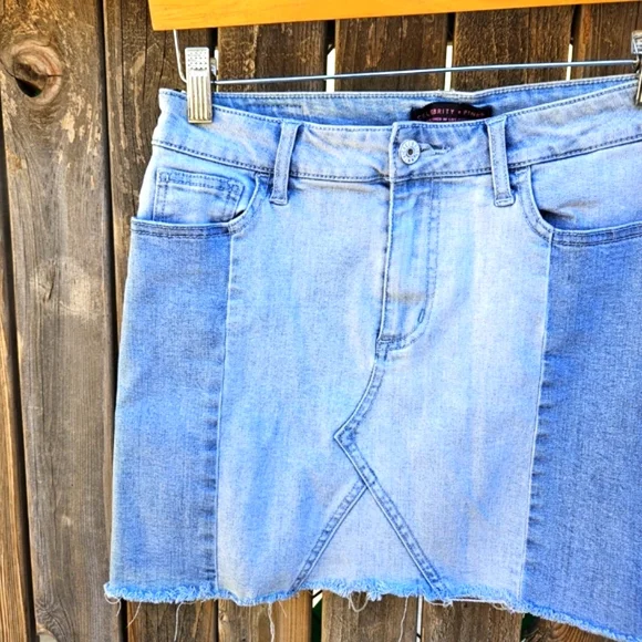 Celebrity Pink Denim Mini Skirt Womens Size 5/27 - Picture 7 of 16